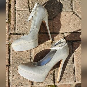 ALDO WOMEN SHOES. Color Silver. Size 37